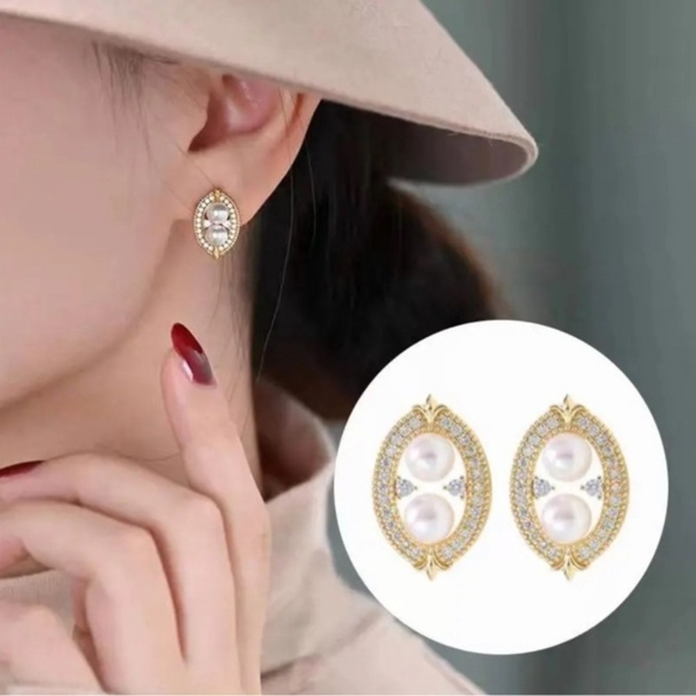 🆕Star Fashion Button Pearl Earrings/Gold tone finish w/zirconia stones.  🤍🤍